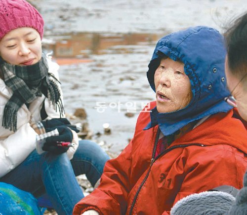 전북 군산시 옥도면 선유도리 바닷가에서 연구자들이 이병래 할머니(75·가운데)의 시집살이 체험담을 듣고 있다. 도서출판 박이정 제공
