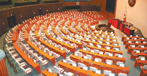 20일 여야는 국회 본회의를 열어 정부조직법 개정안을 통과시키기로 했지만 결국 무산되면서 본회의장이 텅 비어 있다. 이날 국회 문화체육관광방송통신위에서 지상파 허가권 등을 놓고 여야가 충돌하면서 정부조직법 개정안 통과가 또 미뤄졌다. 안철민 기자 acm08@donga.com