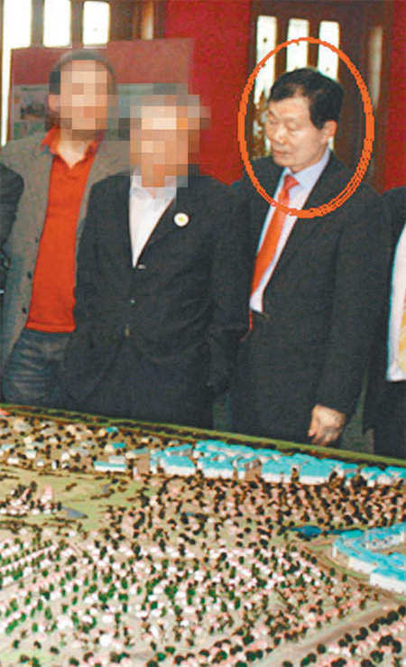 김병관 국방부 장관 후보자(원 안)가 2011년 1월 KMDC 관계자들과 함께 미얀마를 방문했을 때 찍은 사진. KMDC 홈페이지 캡쳐