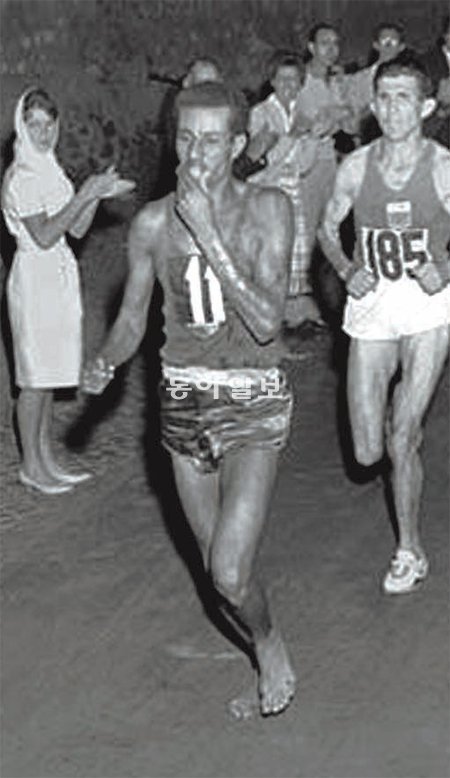 에티오피아의 세계적 마라톤 선수 아베베 비킬라가 1960년 로마 올림픽에서 맨발로 역주하는 모습. 금메달을 따낸 그는 ‘맨발의 왕자’란 별명을 얻었다. 동아일보DB