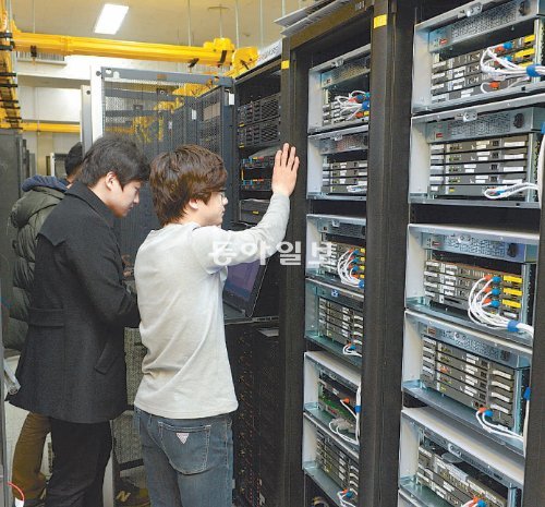 전산망 서버 복구 21일 오전 KBS 직원들이 해킹당한 전산망 서버를 복구하고 있다. KBS는 이날 보도와 편성 업무 관련 주요 서버를 비롯해 사내 주요 기간 전산망을 복구했다고 밝혔다. KBS제공