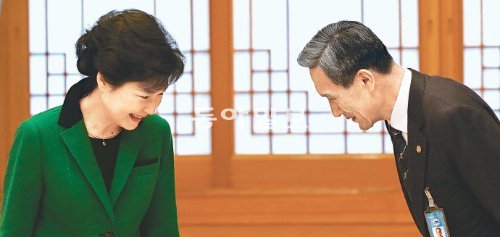 “계속 열심히 일해주세요” 박근혜 대통령(왼쪽)이 22일 청와대에서 국방부 장관으로 유임된 김관진 장관과 머리 숙여 인사하고 있다. 청와대사진기자단