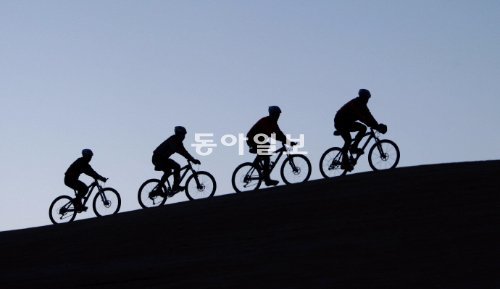 서울 송파구 올림픽공원에서 중장년층 남성들이 팀을 이뤄 자전거를 타고 있다. 홍진환 기자 jean@donga.com