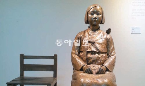 지난달 경기 고양시청에 문을 연 ‘갤러리 600’에서는 서울 종로구 주한 일본대사관 앞에 있는 ‘평화의 소녀상’과 모양이 같은 소녀상을 전시하고 있다. 조영달 기자 dalsarang@donga.com