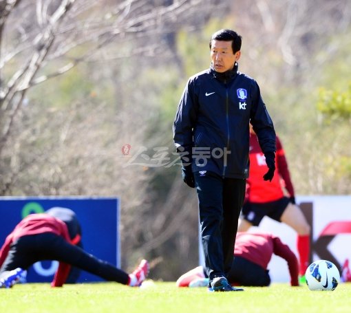 대표팀 최강희 감독이 카타르와 경기를 앞두고 ‘마이 웨이’를 선언했다. 최 감독이 선수들 훈련을 보며 생각에 잠겨 있다. 파주｜박화용 기자