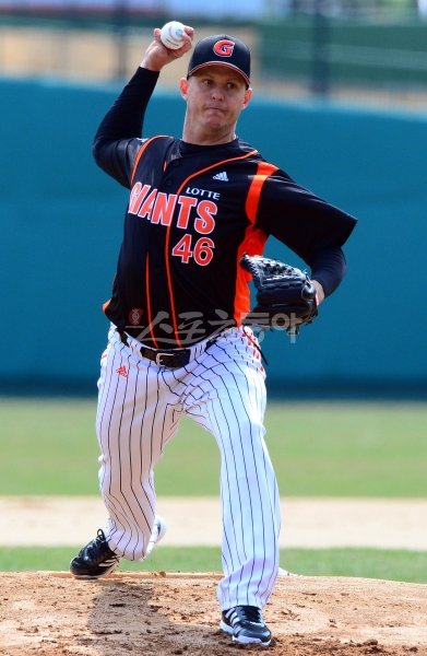 시범경기에 몰려든 팬들만 봐도 올 시즌 흥행 돌풍이 예감된다. 24일 잠실구장에서 열린 두산과 LG의 시범경기에 만원에 가까운 
2만5000명의 관중이 운집해 열기를 뿜어내고 있다. 잠실｜김종원 기자 won@donga.com 트위터 @beanjjun