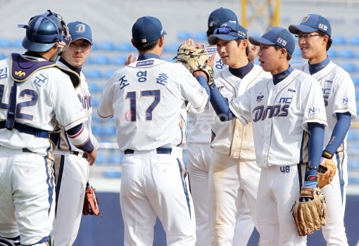 평생의 꿈이자 생업인 야구를 그만둬야 했다. 팀에서 밀려나 자리를 찾지 못하기도 했다. 그러나 NC 김경문 감독은 그들에게 다시 
한번 뛰자고 손을 내밀었다. 그리고 절대 배신하지 않는 노력을 믿었다. 2013년, 이제 그라운드에 커다란 희망을 그릴 차례다. 
스포츠동아DB