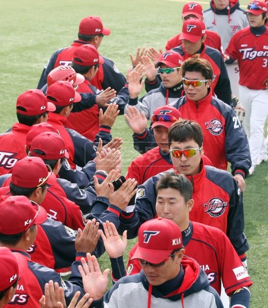 투타의 빼어난 밸런스를 자랑하며 시범경기를 1위로 마친 KIA 선수단이 24일 마지막 시범경기인 대구 삼성전에서 역전승을 거둔 뒤 밝은 표정으로 승리의 기쁨을 나누고 있다. 사진제공｜스포츠코리아