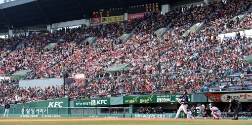 24일 서울 잠실야구장에서 열린 2013 프로야구 시범경기 LG트윈스 대 두산베어스 경기에 많은 관중이 입장해 경기를 관전하고 있다. 잠실|김종원기자 won@donga.com 트위터@beanjjun