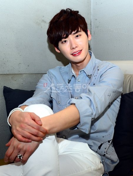 향후 5년 국내 엔터테인먼트 산업을 이끌 재목으로 선정된 연기자 이종석. 그는 설문조사에서 58만1916여 누리꾼 가운데 33만278명의 지지를 받으며 56.7%의 압도적인 수치로 1위를 차지했다. 박화용 기자 inphoto@donga.com 트위터@seven7sola