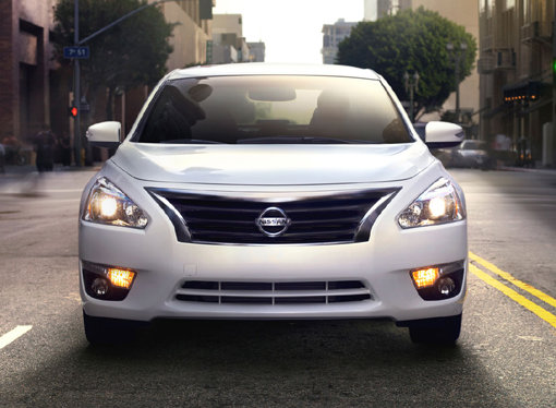 닛산 뉴 알티마(5세대)가 놀라운 이유는 프리미엄급 중형 세단에서 기대하는 안락함과, 프로 드라이버조차 감탄할 만한 민첩한 코너링을 동시에 갖췄다는 점이다. 보스오디오 시스템, 선루프, 내비게이션 등 주요 편의사양이 기본 옵션이라는 점도 반갑다. 사진제공｜한국 닛산