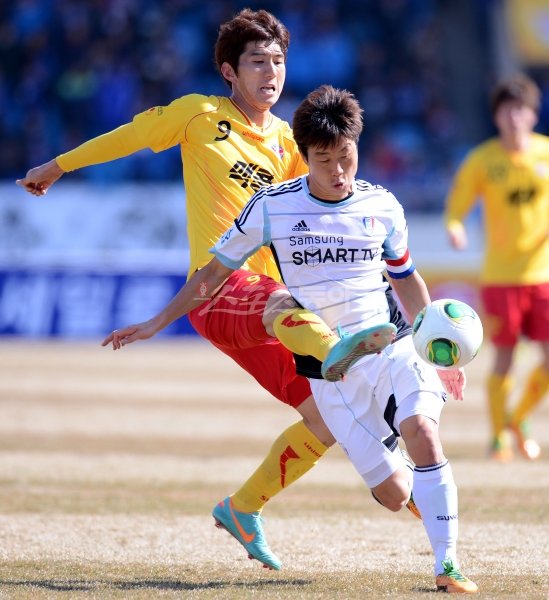 수원 삼성 김두현(앞). 스포츠동아DB