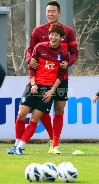 대표팀 최전방 공격수 김신욱(뒤)은 26일 카타르와 월드컵 최종예선에서 중요한 역할을 맡을 것으로 보인다. 공식 훈련 후에도 늘 몇몇 동료들과 보강 훈련을 하는 등 그의 각오도 남다르다. 스포츠동아DB