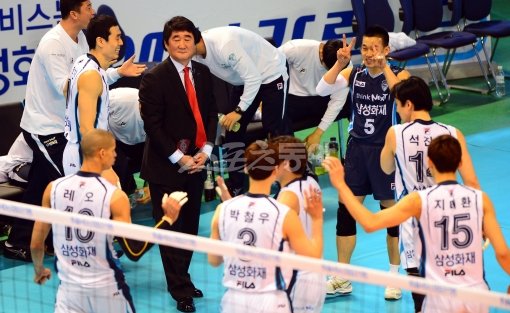 24일 오후 대전 충무체육관에서 열린 프로배구 2012-2013 V리그 삼성화재와 대한항공의 챔피언결정전 1차전 경기에서 삼성화재가 3세트 승리를 따낸 가운데 신치용 감독이 특유의 무표정으로 선수들을 바라보고 있다. 대전ㅣ박화용 기자 inphoto@donga.com 트위터 @seven7sola
