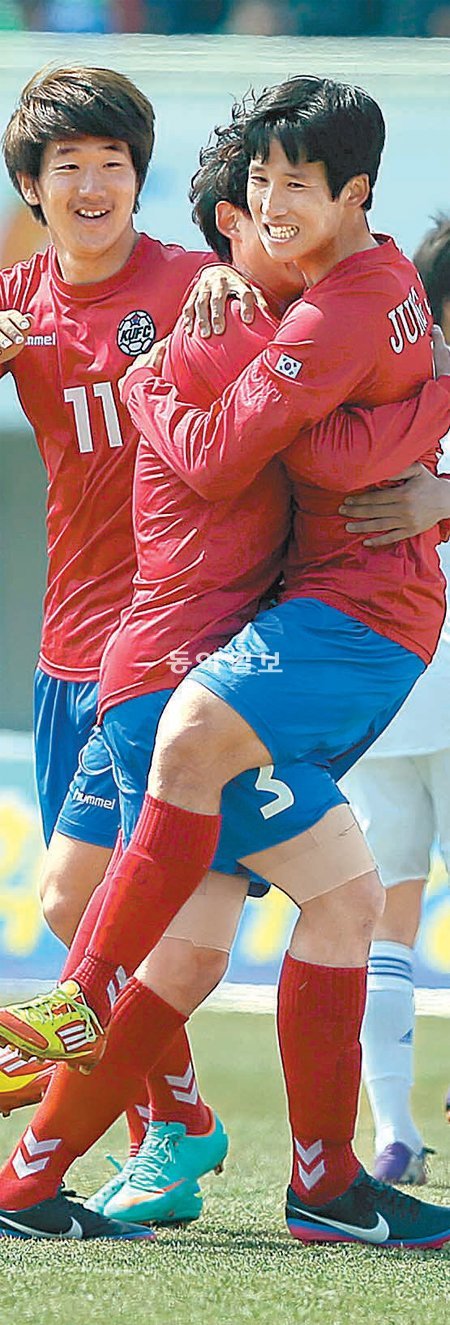 24일 안양종합운동장에서 열린 제10회 덴소컵 한일 대학축구 정기전에서 전반 11분 페널티킥으로 선취골을 넣은 정재혁(오른쪽)이 지병주와 얼싸안으며 기뻐하고 있다. 안양=원대연 기자 yeon72@donga.com