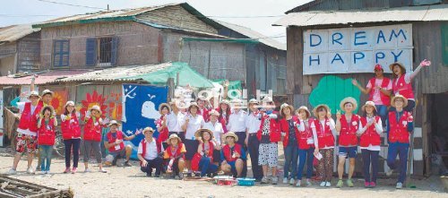한국구세군이 캄보디아 현지에 파견한 ‘드림 해피’ 2기 봉사단. 이들은 프놈펜 스텐리제이 구의 빈민가인 범퉁푼 마을을 찾아 희망의 메시지를 담은 벽화 작업과 함께 현지 아이들을 위한 의료 봉사를 했다. 한국구세군 제공