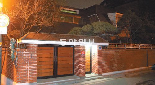 인기척 없는 元 前원장 자택



국정원법 위반 혐의 등으로 피소돼 출국금지된 원세훈 전 국가정보원장의 서울 관악구 남현동 자택. 23일 오후 9시경 원 전 원장의 자택엔 불만 켜진 채 인기척이 없었다. 24일 오후 1시 40분경 가사도우미가 이 집을 찾았지만 초인종을 눌러도 답이 없자 그대로 돌아갔다. 양회성 기자 yohan@donga.com