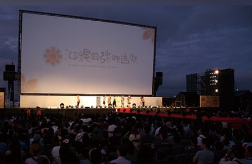 제5회 오키나와국제영화제의 주요 무대인 컨벤션센터 주변에서는 매일 개그맨들의 축하 무대에 열린다. 사진제공｜요시모토엔터테인먼트