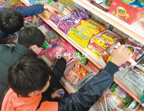 20일 오후 서울의 한 초등학교 앞 문구점에서 초등학생들이 군것질거리로 저가 기호식품을 고르고 있다. 문구점 주인은 “문구점을 찾는 초등생 10명 중 8, 9명은 500원 이내의 기호식품을 산다”고 말했다.