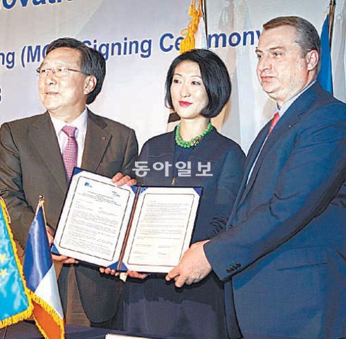 중소기업중앙회와 한불상공회의소가 25일 시장정보 교환 및 기업 교류 등에 관한 업무협약을 맺었다. 왼쪽부터 김기문 중기중앙회장, 플뢰르 펠르랭 프랑스 중소기업·혁신·디지털경제 담당 장관, 다비드 피에르 잘리콩 한불상의 회장. 중소기업중앙회 제공