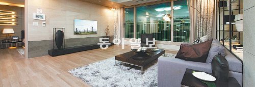 경기 화성시 동탄2신도시 시범단지에서 27일부터 청약을 받는 ‘반도유보라 아이비파크’의 99㎡A형 거실 전경. 신도시 센트럴파크가 내다보이는 거실은 침실 사이의 가변형 벽체를 확장하면 폭이 8m로 넓어진다. 반도건설 제공