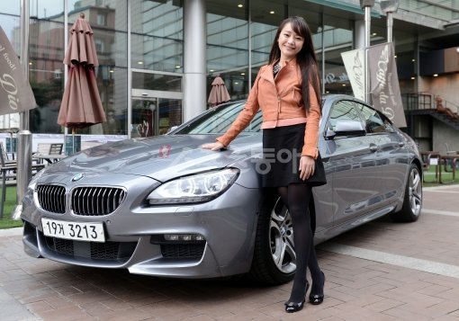 BMW 640i 그란쿠페와 함께 한 ‘뮤지컬의 여신’ 김소현. 김소현은 “그란쿠페는 강한 남자의 매력이 느껴지는 차”라며 “배우라면 멋진 상대역이 될 것”이라고 말했다. 김종원 기자 won@donga.com 트위터@beanjjun