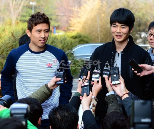 2012런던올림픽 동메달 신화의 주역 구자철(왼쪽)과 기성용. 이제 A대표팀에서도 없어서는 안 될 존재로 성장했다. 둘은 스포츠동아 창간특집 인터뷰에서 특유의 솔직, 담백, 유쾌한 화법으로 또 한 번 돈독한 우정을 과시했다. 기성용과 구자철이 18일 대표팀 소집에 앞서 나란히 인터뷰에 응하고 있다.파주｜박화용 기자 inphoto@donga.com 트위터@seven7sola