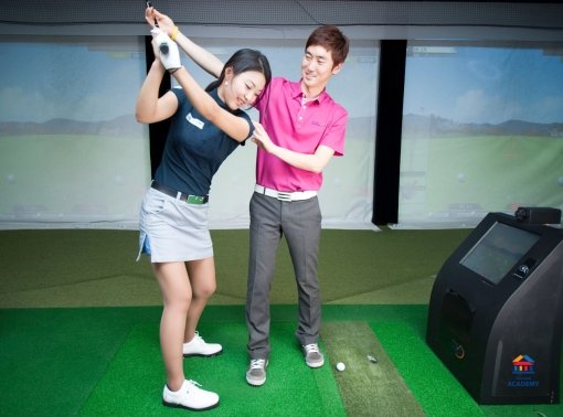 여성골퍼가 레슨프로의 지도를 받으며 스윙을 체크하고 있다. 사진제공｜골프존