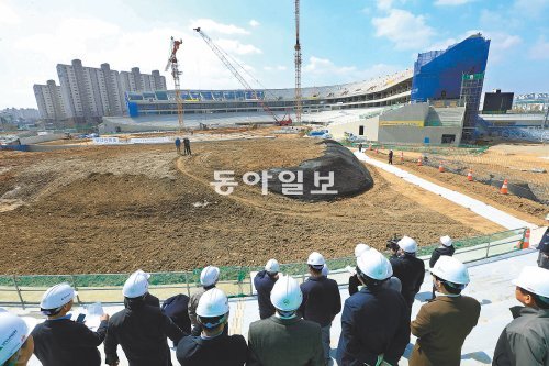연말 완공을 향하여 광주의 새 야구장이 올해 말 완공된다. 광주 북구 임동에 건설하는새 야구장은 25일 현재 공정이 50% 선으로 관람석 스탠드 설치공사와 필드조성 작업이 한창이다. 박영철 기자 skyblue@donga.com