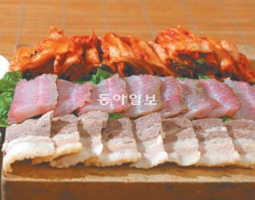 삭힌 홍어를 썰어 삶은 돼지고기, 묵은 김치와 곁들여 먹는 ‘삼합’은 막걸리와 어울리는 음식이다. 동아일보DB