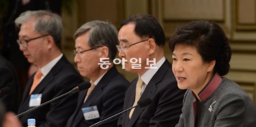 “대기업-中企 쌍끌이 구조로” 박근혜 대통령(오른쪽)이 청와대 영빈관에서 열린 산업통상자원부, 중소기업청의 업무보고에 앞서 모두발언을 하고 있다. 청와대사진기자단