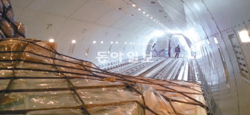 긴 터널같은 기체 내부 2012년 도입한 신형 화물기 ‘B777F’의 내부 모습. 일반 여객기와 달리 창문이 거의 없는 화물기 내부는 마치 터널과 같은 느낌을 준다. 대한항공 제공