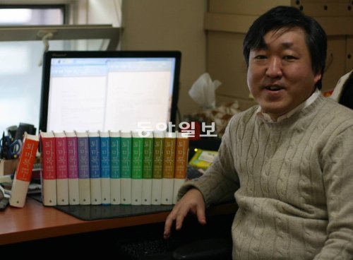 서울대 기계설계학과 석사 출신의 작가 이우혁이 펴낸 ‘퇴마록’은 20년 동안 1000만 부가량 팔렸다. 하지만 그는 “주위에서 나를 행운아라고 하는데 난 그렇게 생각하지 않는다. 글 안 쓰고 사업을 했다면 더 성공했을 것”이라며 웃었다. 황인찬 기자 hic@donga.com