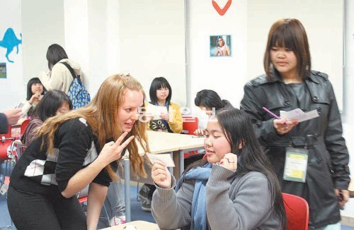 26일 경기영어마을 파주캠프에서 태국 일본 한국 학생들이 섞여 쇼핑 영어를 배우고
있다. 파주캠프에는 최근 비영어권 외국인들이 저렴한 비용으로 영어를 배우기 위해
많이 찾고 있다. 경기영어마을 파주캠프 제공