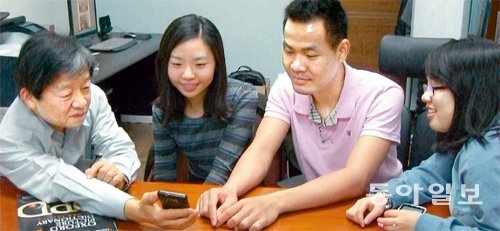 신부용 KAIST 겸직교수(왼쪽)가 27일 대전 유성구 대학로 KAIST에 있는 자신의 연구소에서 장주희 연구원(왼쪽에서 두 번째)과 베트남 학생들에게 ‘샞스(HUPS)’에 대한 의견을 묻고 있다. 신부용 교수 제공