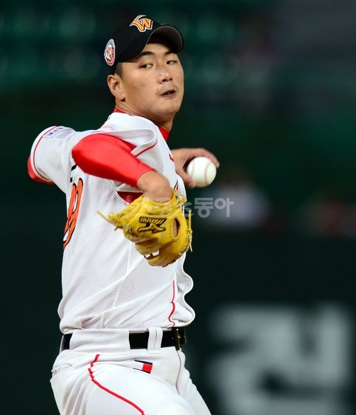 SK 김광현은 한때 류현진(LA 다저스)과 ‘대한민국 에이스’를 다퉜던 투수다. 4∼5월 마운드에 복귀해 그 때 그 공을 던진다면 SK는 7년 연속 한국시리즈 진출을 노릴 만한 팀이다. 스포츠동아 DB