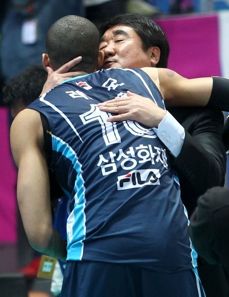 삼성화재 신치용 감독(뒤)이 레오에게 귓속말을 하고 있다. 사진제공｜스포츠코리아