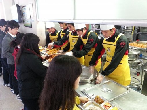 전남 선수들 봉사활동. 사진제공｜전남 드래곤즈