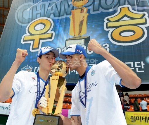 삼성화재가 28일 열린 V리그 남자부 챔프전 3차전에서 대한항공을 완파하며 V7을 달성했다. 공격을 이끈 좌우 쌍포 박철우(왼쪽)와 레오가 주먹을 쥐며 우승 트로피에 입을 맞추고 있다. 인천｜김민성 기자 marineboy@donga.com 트위터 @bluemarine007