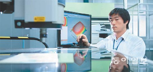 포스코는 부가가치가 높은 신소재 개발을 통해 글로벌 시장을 선도하고 있다. 포스코 연구원이 신소재에 대한 테스트를 진행하고 있다. 포스코 제공