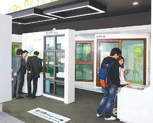 LG하우시스가 2011년 서울 잠실동에 연 매장형 창호전문점 ‘지인 윈도우 플러스’ 1호점. 고객들이 LG하우시스 제품의 품질을 직접 체험해보고 있다. LG하우시스 제공