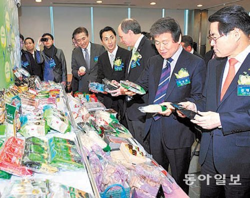 2월 서울 서초구 양재동 aT센터에서 이승한 홈플러스 회장(오른쪽에서 두 번째), 김재수 aT센터 사장(오른쪽) 등과 함께 수출용 제품들을 살펴보고 있다. 홈플러스 제공