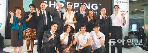 지난해 열린 태국GCJ 개국 행사에서 이해선 CJ오쇼핑 대표(뒷줄 왼쪽에서 세 번째)와 관계자들이 회사를 상징하는 ‘OK 사인’을 만들어 보이고 있다. CJ오쇼핑 제공