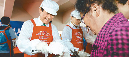 조준희 IBK기업은행장(왼쪽)이 경기 안산시 상록수역 광장에서 인근 주민을 대상으로 무료급식에 나섰다. 기업은행은 무료급식 차량인 ‘참! 좋은 사랑의 밥차’를 제작해 각 지역의 자원봉사센터에 기증하고 있다. IBK기업은행 제공