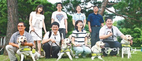 삼성화재 안내견학교는 1993년 문을 연 후 지금까지 156마리의 안내견을 무상으로 기증해 왔다. 이 학교에서 안내견을 기증받은 시각장애인들이 자신의 ‘눈’이 되어주는 안내견들과 함께했다. 삼성화재 제공