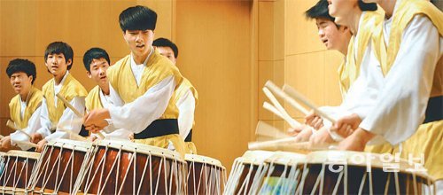 삼성생명은 청소년들이 타악기를 치며 정서를 순화할 수 있도록 ‘사람, 사랑, 세로토닌 드럼 클럽’을 창단해 운영하고 있다. 지난해 3월 개최된 합동 창단식에서 드럼 클럽에 가입한 청소년들이 신나게 북을 치고 있다. 삼성생명 제공