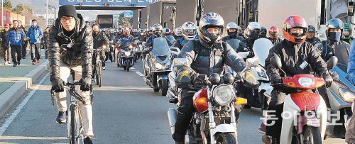 현대자동차가 주간 연속 2교대제로 근무형태를 변경하면서 주변 음식점의 매출이 감소하고 있다. 현대차 노동자들이 오후 3시 40분경 일제히 퇴근하고 있다. 동아일보DB