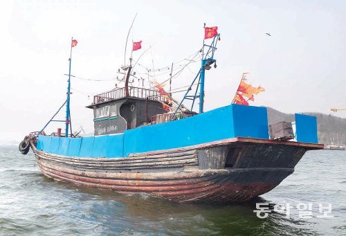 바다위에 성처럼… 불법조업 중국어선들이 단속반원들이 자신들의 배에 오를 수 없도록 파란 철판을 배 주위에 설치했다. 서해어업관리단 제공