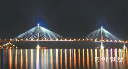 아름다운 야경으로 항구도시 목포를 대표하는 랜드마크로 자리매김한 목포대교. 동아일보DB