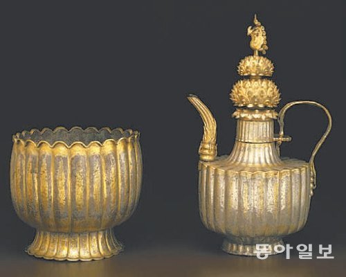 고려 금속공예의 정수를 보여주는 은주전자(오른쪽)와 받침. 삼성미술관 리움 제공